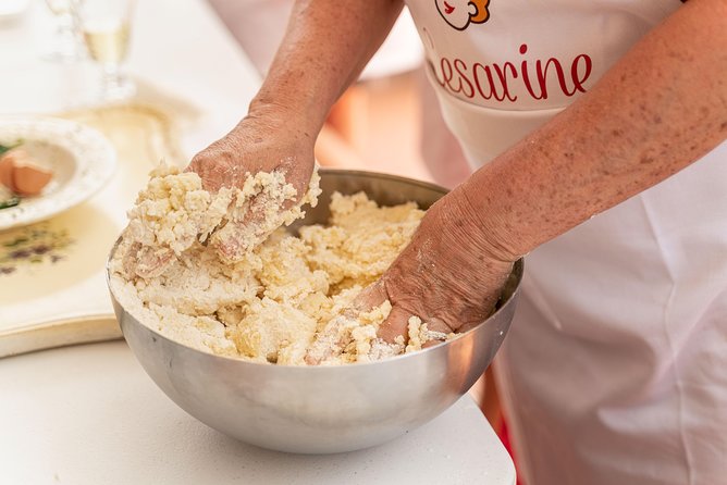 Cesarine: Small group Pasta & Tiramisu class in Rome - Safety and distance rules inside someone’s home