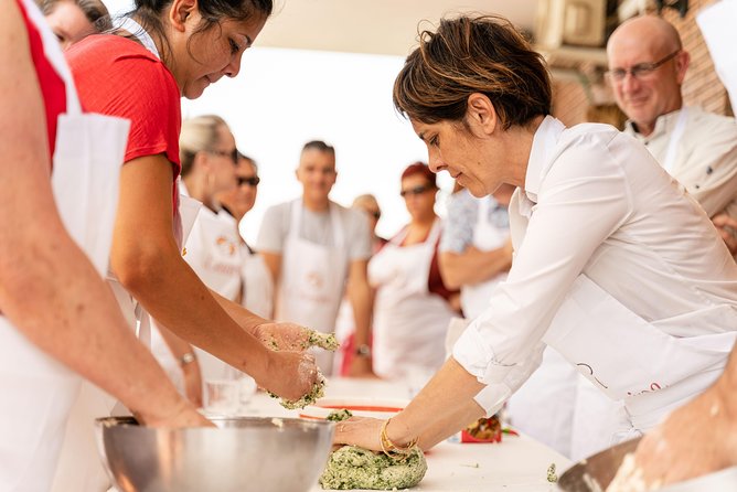Cesarine: Small group Pasta & Tiramisu class in Rome - Where you meet and how it ends