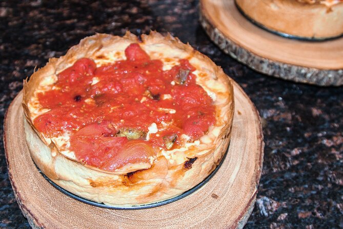Private Chicago-style deep dish pizza or pasta making class - Eating together with wine or beer at the dining table