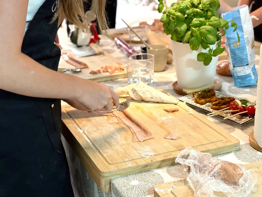 Valencia: Fresh Pasta Workshop with Lunch/Dinner in the Center - Where to meet in the center (and how to get oriented fast)